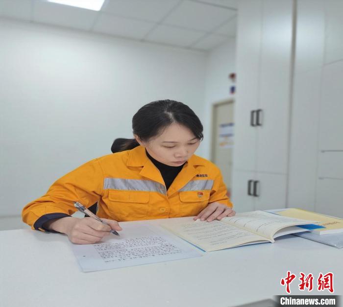 Zhang Lihong, a 