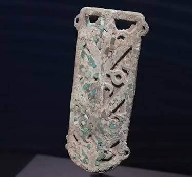 Turquoise bronze medal unearthed from Sanxingdui