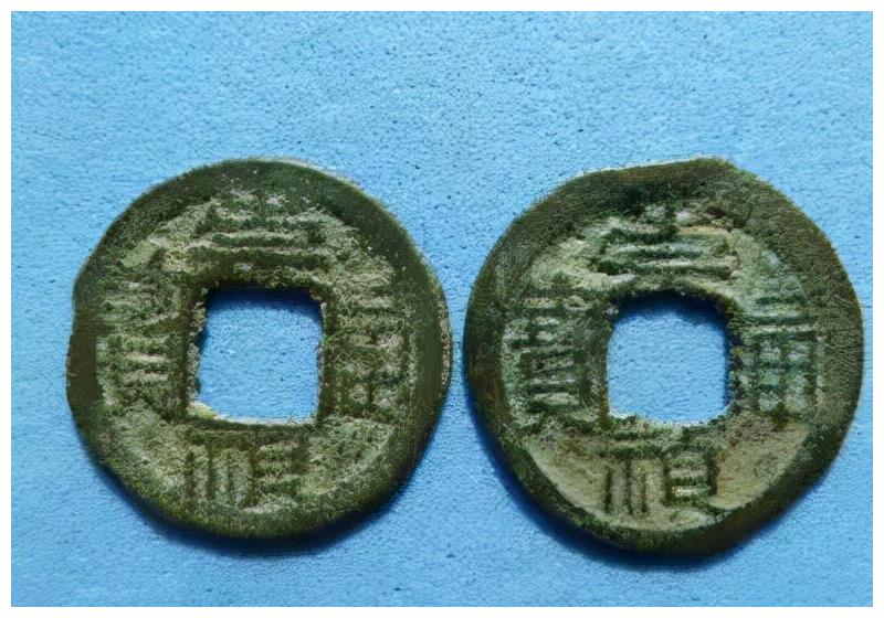 Why is it cast, Chongzhen Tongbao carries Manchu money?