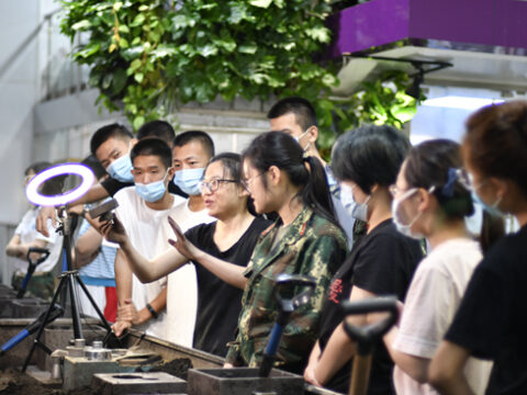 Tsinghua University’s alternative training became popular on the Internet, and the post-90s hard-core female teachers led millions of people to learn casting knowledge
