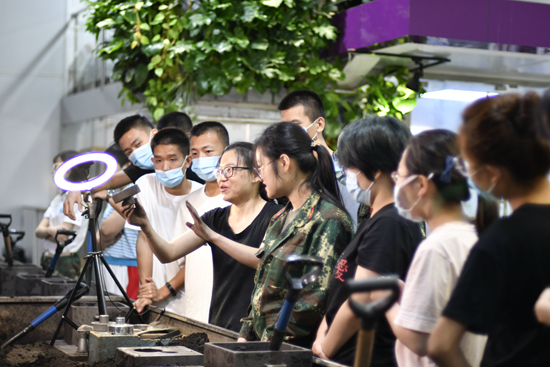 Tsinghua University’s alternative training became popular on the Internet, and the post-90s hard-core female teachers led millions of people to learn casting knowledge