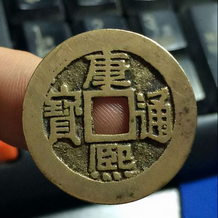 How many pieces did Kangxi Tongbao cast?