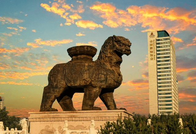 The Cangzhou iron lion was cast in the late Zhou period, and it should have been cast by the clay Fanming casting method.
