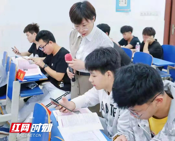 Teacher Style丨Li Hong: Taking Dreams as Horses to Create a New Benchmark for Vocational Education Teacher Style丨Li Hong: Taking Dreams as Horses to Create a New Benchmark for Vocational Education