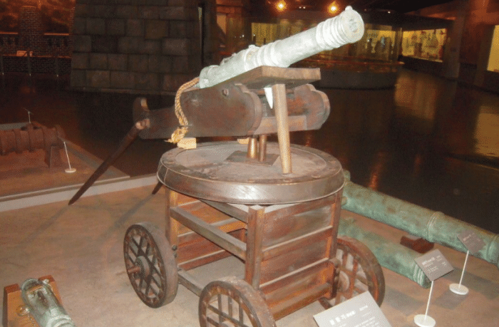 During the Opium War, the principles of Chinese and Western artillery were the same, but the casting technology and range of the Qing Dynasty were inferior to those of the British Army.