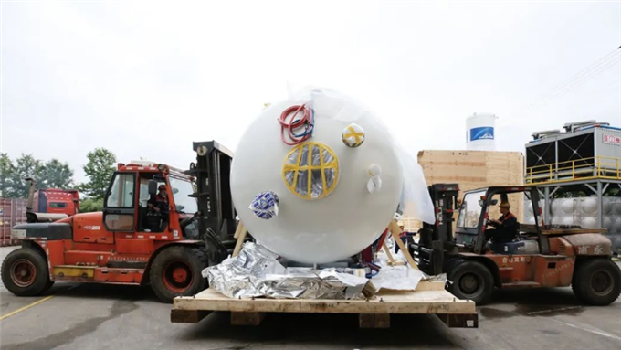 The first domestic 9-ton vacuum quenching furnace imported from Germany settled in Huaxinglong, helping the development of large-scale die-casting molds integrated for new energy vehicles