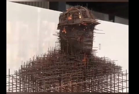 Boys use 1,400 jin of steel bars to sculpt the foundry worker’s father