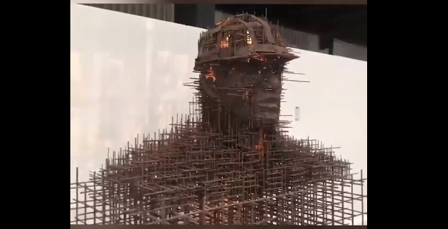 Boys use 1,400 jin of steel bars to sculpt the foundry worker’s father