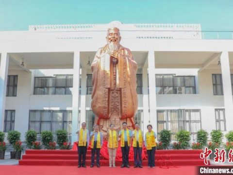 The pure copper statue of Confucius donated by the 76th grandson of Confucius was inaugurated in Jiading, Shanghai