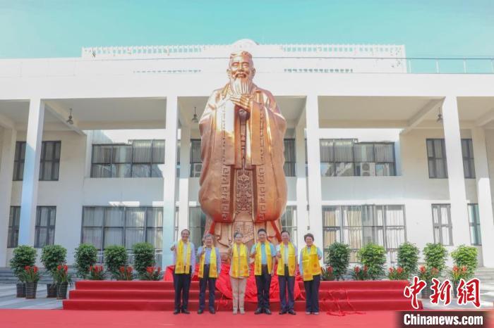 The pure copper statue of Confucius donated by the 76th grandson of Confucius was inaugurated in Jiading, Shanghai