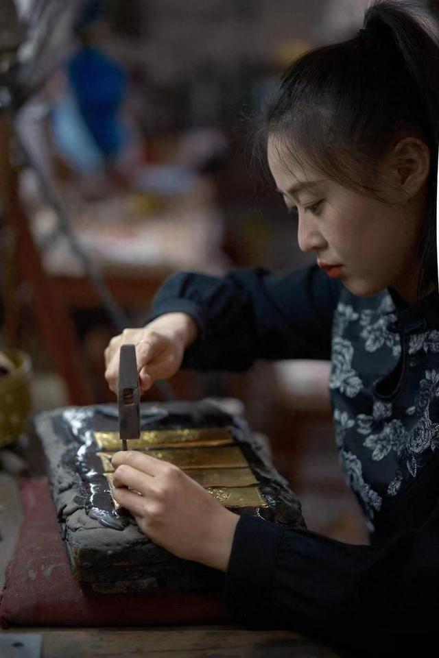 The “Swordsman” dream of “post-95” girls: Zhejiang girl Zou Qi inherits the family business and forges the Longquan sword