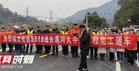 Cili County, Zhangjiajie: The Changtan River Highway Overhaul Project battled the cold winter to cast the “Four New” technology demonstration roads