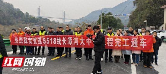 Cili County, Zhangjiajie: The Changtan River Highway Overhaul Project battled the cold winter to cast the “Four New” technology demonstration roads Cili County, Zhangjiajie: The Changtan River Highway Overhaul Project battled the cold winter to cast the “Four New” technology demonstration roads