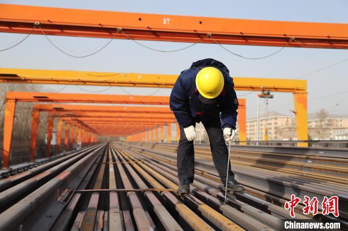 Railway “rail welding master” casts a comfortable road during the Spring Festival travel rush