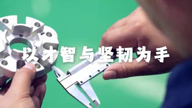 Aerospace people cast heavy weapons for a great power with both hands, focusing on the hot and hot workers on May Day Aerospace people cast heavy weapons for a great power with both hands, focusing on the hot and hot workers on May Day